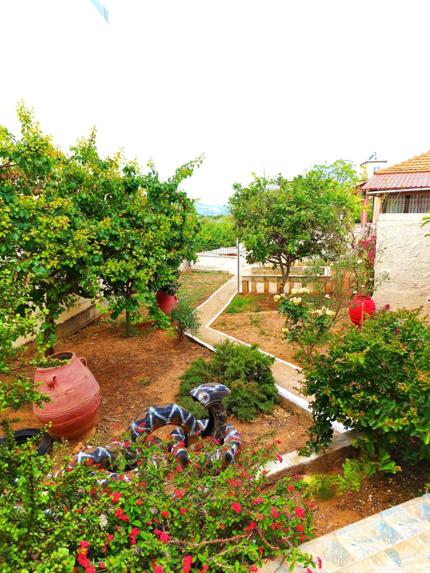 Village House With A Nice Garden Stérnai 객실 사진